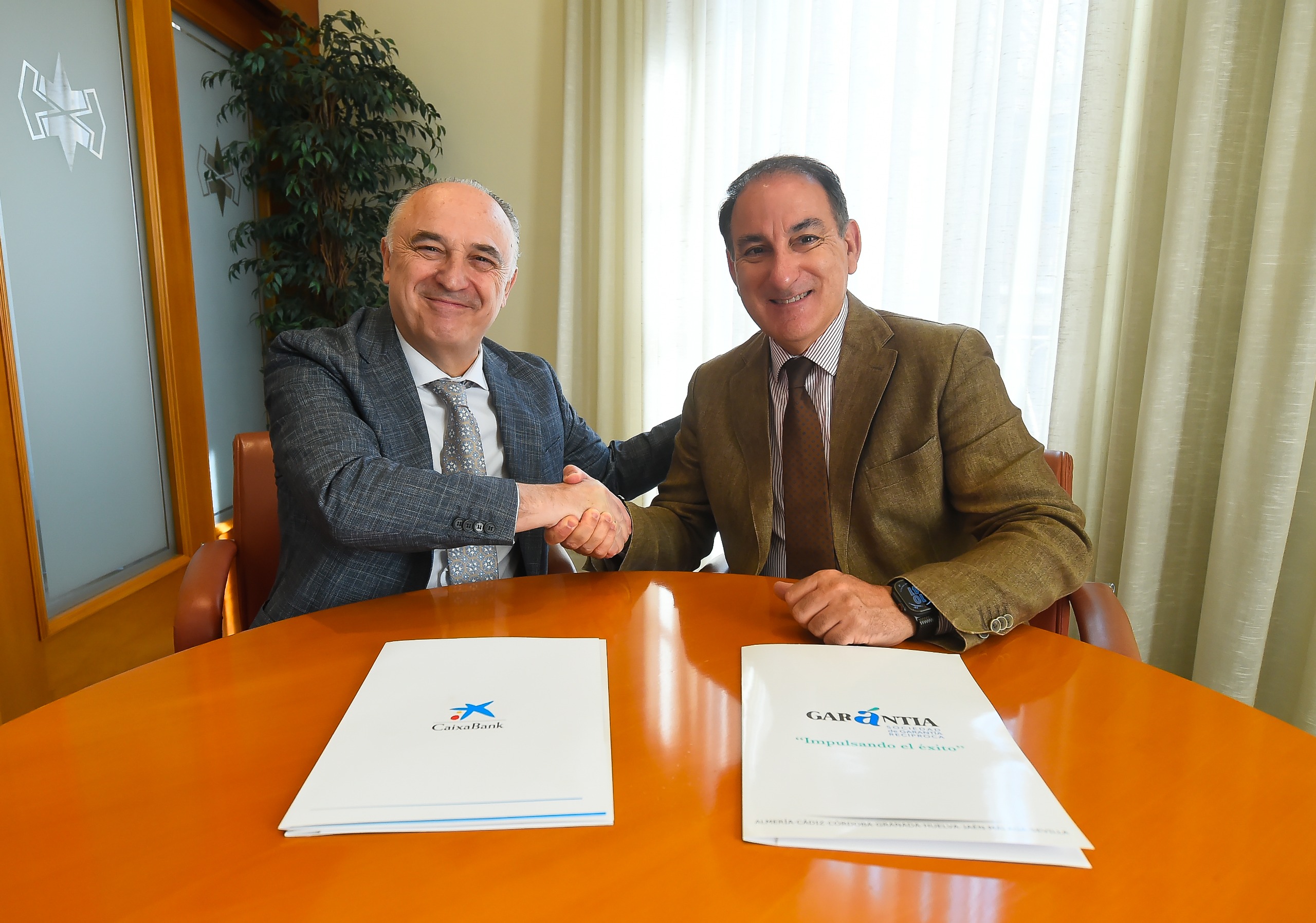 imagen de Garántia y Caixabank renuevan su alianza con una línea de financiación de 450 millones para el tejido empresarial andaluz